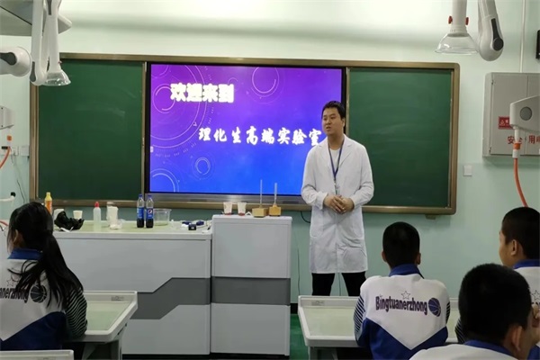 九年级学生参观高端实验室