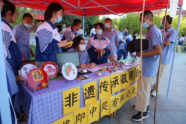 2022年6月9日金科实验中学学生社团展卖活动，手工社团展卖自制的工艺品