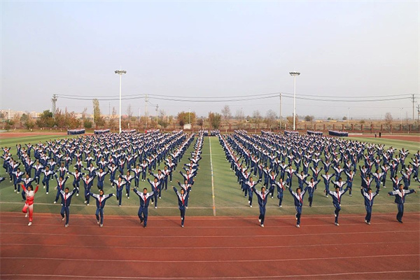 一招一式燃青春  飒爽英姿竞未来——金科实验中学初、高中广播操比赛纪实